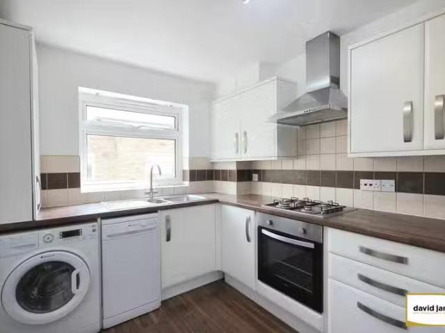 Charming 2 bedroom flat for rent in Branscombe Court, Westmore.