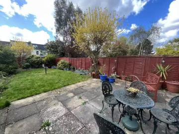 Cozy 2 bedroom flat for rent in Cedars Road, Beckenham, Kent.