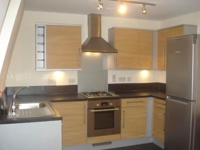 For Rent! 2 bedroom flat for rent in Great North Road, Hatfiel.