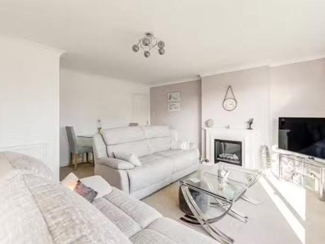 Charming 2 bedroom flat for rent in St. Helier Road, Ferring.