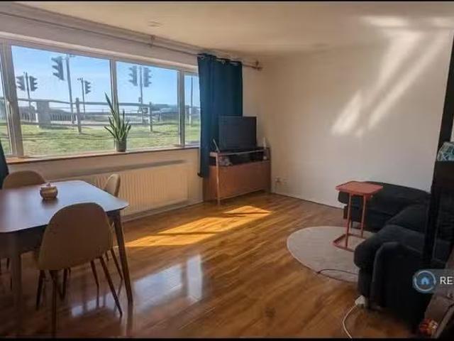 Just in! 2 bedroom flat for rent in South Coast Road, Peacehav.