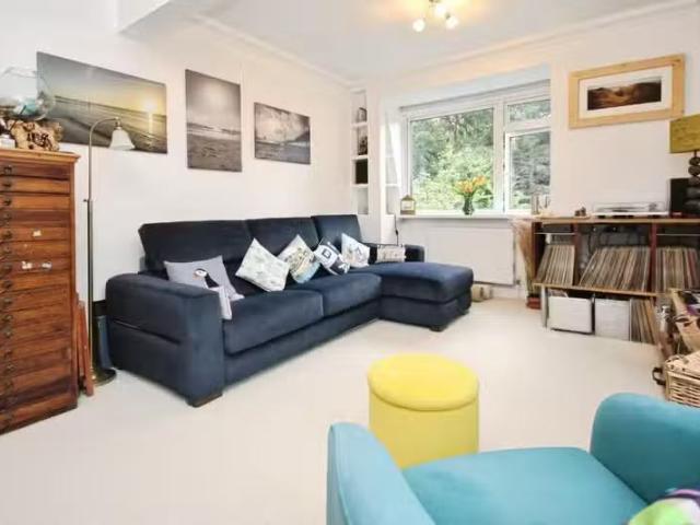 Cheap 2 bedroom flat for rent in West Cliff Road, Bournemouth.