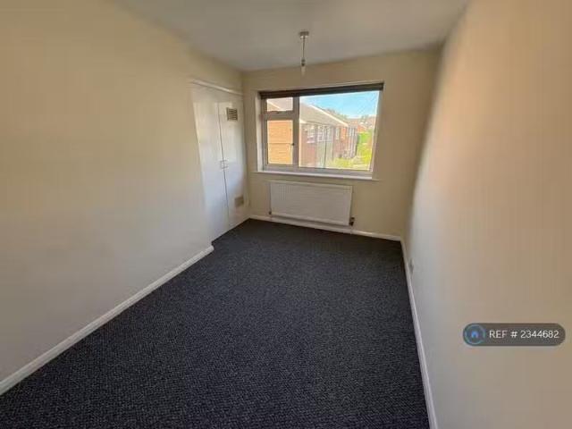 For Rent! 2 bedroom maisonette for rent in Malfield Avenue, Re.