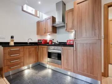 Unique 2 bedroom maisonette for rent in Milliner House, 105 Ol.