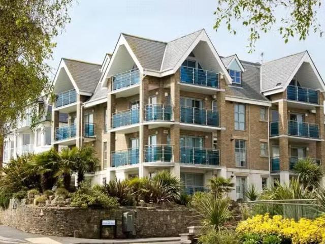 Just in! 2 bedroom penthouse for rent in Alumhurst Road, Bourn.
