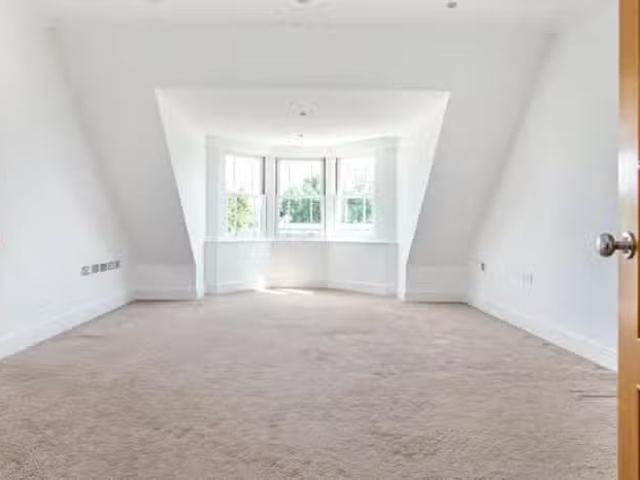 Cozy 2 bedroom property to let in Anyards Road, Cobham, Surrey.