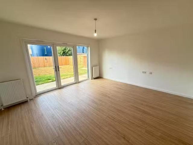 For Rent! 2 bedroom semi detached house for rent in Andrew Cai.
