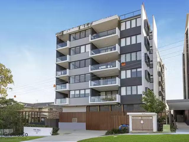 Charming 2 BR 1/137 Eugaree Street, Southport, QLD 4215