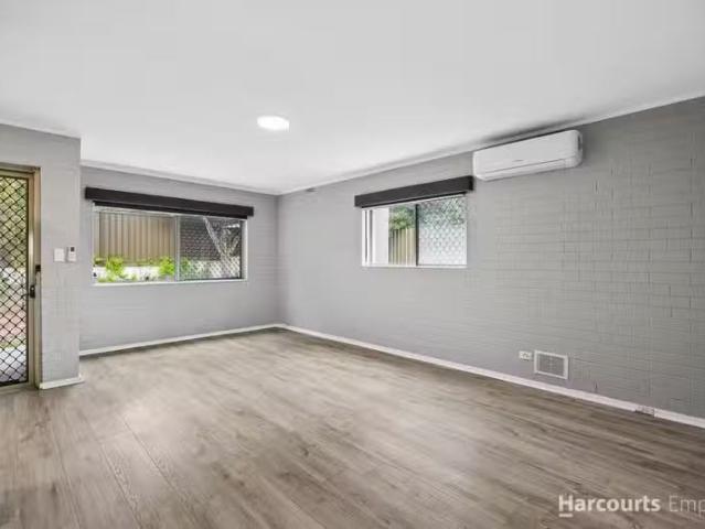 Cozy 2 BR 1/296 Scarborough Beach Road, DOUBLEVIEW, WA 6018.