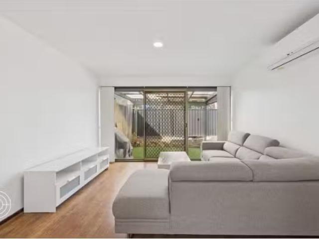 Just in! 2 BR 13/5 Tristania Street, Rivett Townhouse for rent.
