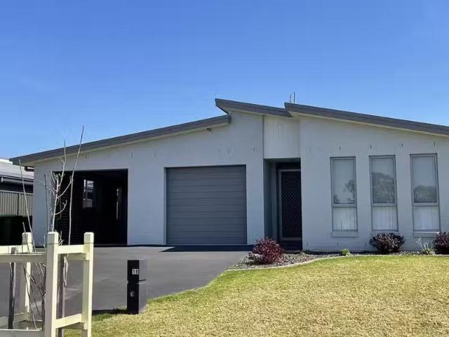 Nice 2 BR 18a Loch Lomond Ave, Heddon Greta Townhouse for rent.
