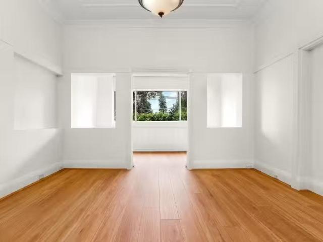 Unique 2 BR 2/144 Beach Street, Coogee Apartment for rent Lis.