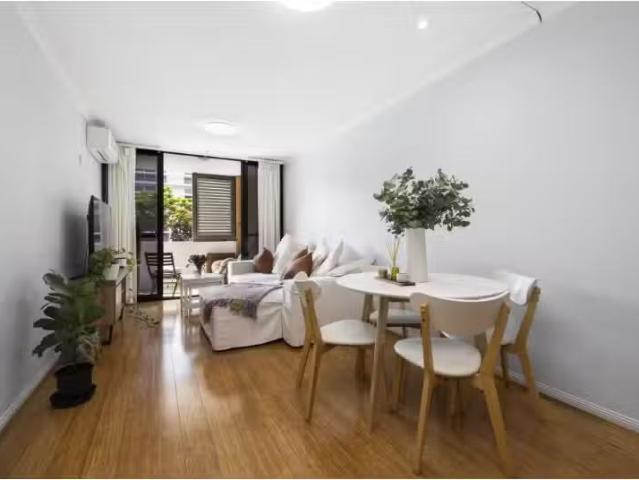 Deal! 2 BR 2/14 Macquarie Street, Teneriffe Apartment for rent.