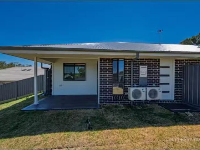 Just in! 2 BR 2/13 Cluny Road, Armidale Townhouse for rent Li.