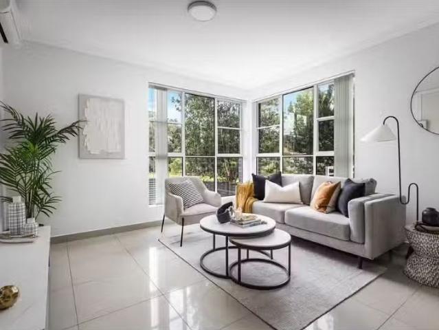 Charming 2 BR 2/39 Moffatts Drive, Dundas Valley Apartment for.