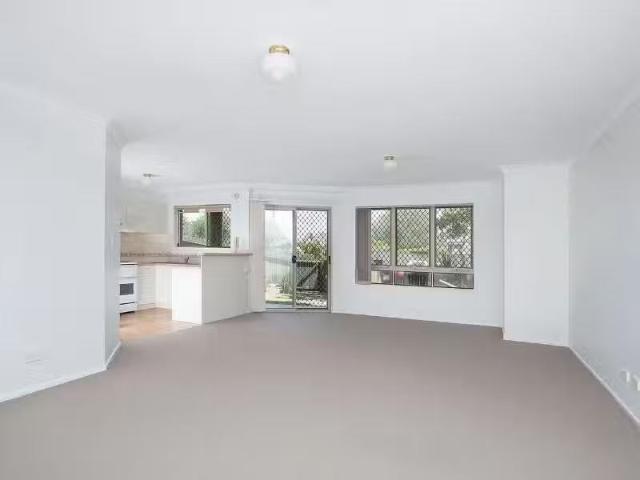 Deal! 2 BR 2/560 Old Cleveland Road, CAMP HILL Apartment for r.