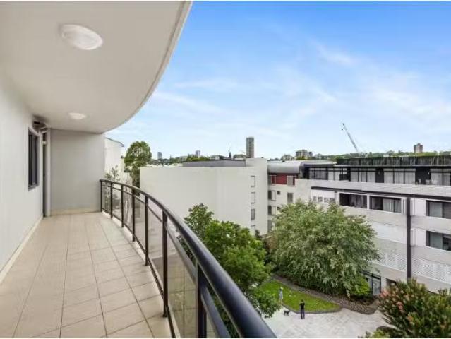 For Rent! 2 BR 27/74 76 Mc Lachlan Street, Rushcutters Bay Apa.