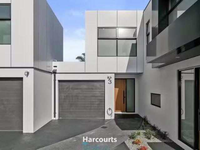 Just in! 2 BR 3/20 Cyprus Street, Lalor, VIC 3075 Townhouse.