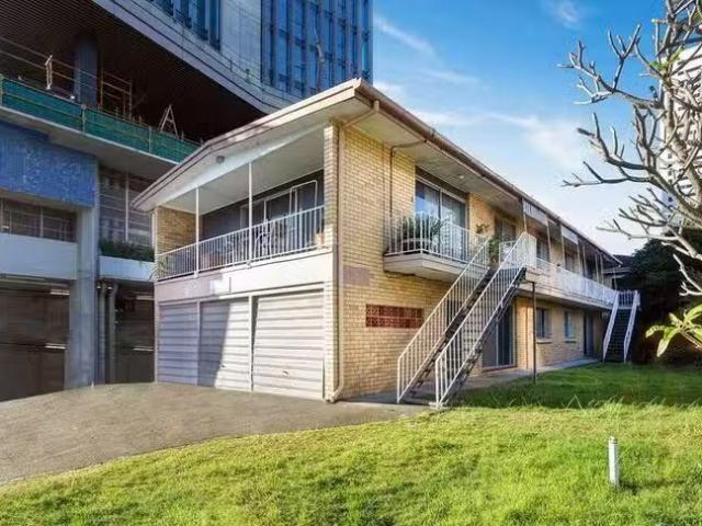 Just in! 2 BR 3/20 Philip Avenue, Broadbeach, QLD 4218