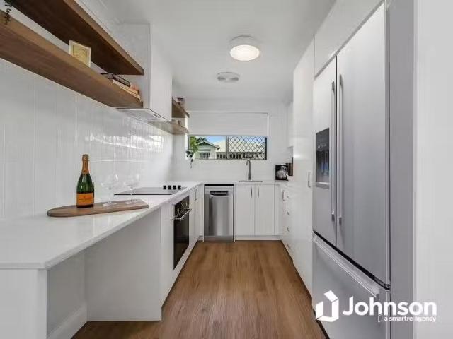 Unique 2 BR 3/92 Stuart Street, Bulimba Apartment for rent Li.