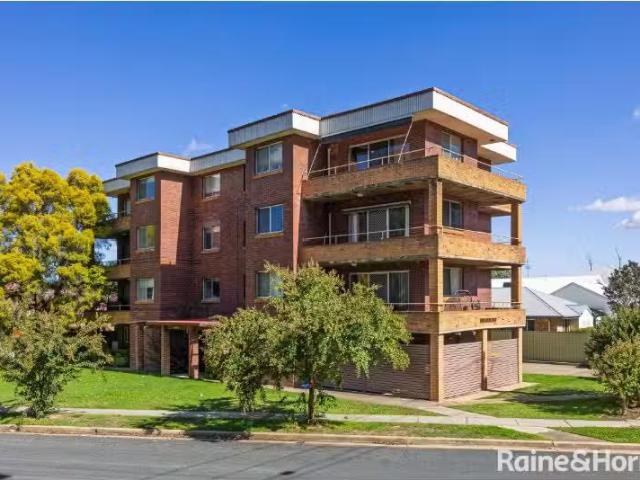Unique 2 BR 4/14 Small Street, WAGGA WAGGA House for rent Lis.