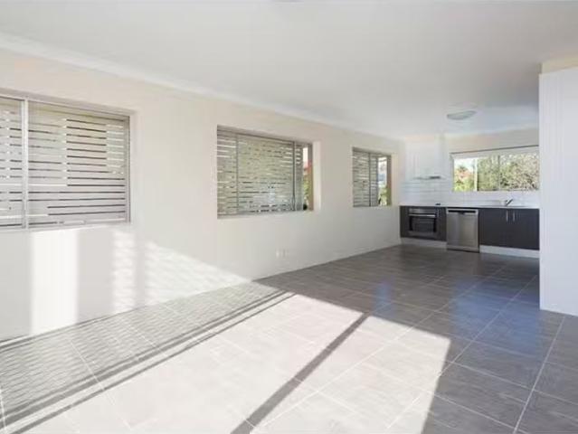Deal! 2 BR 4/19 Amelia Street, Coorparoo Apartment for rent L.