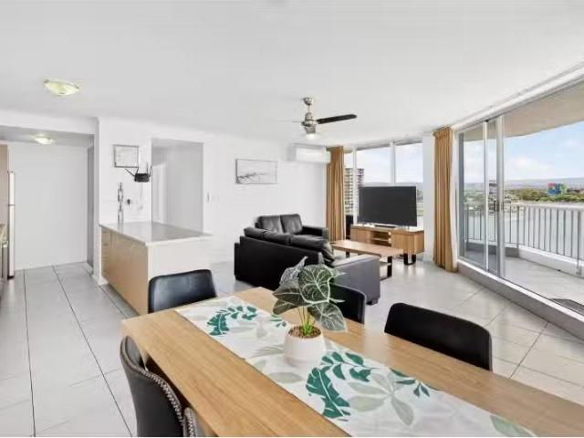 Just in! 2 BR 43/63 Cavill Avenue, Surfers Paradise Apartment.