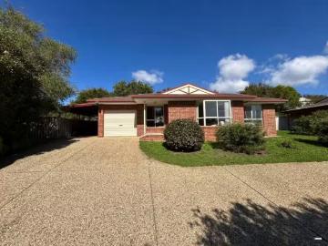 Nice 2 BR 4/631 Pearsall Street, Lavington Apartment for rent.