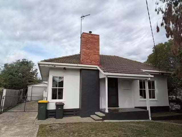 Cheap 2 BR 4 Robertson Street, Thomson, VIC 3219 House for R.
