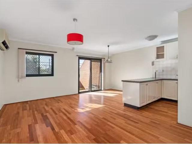 Deal! 2 BR 5/21 Pretoria Street, Lilyfield Townhouse for rent.