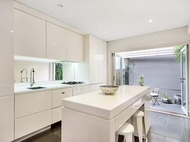Just in! 2 BR 68 Victoria Street, PADDINGTON Townhouse for ren.