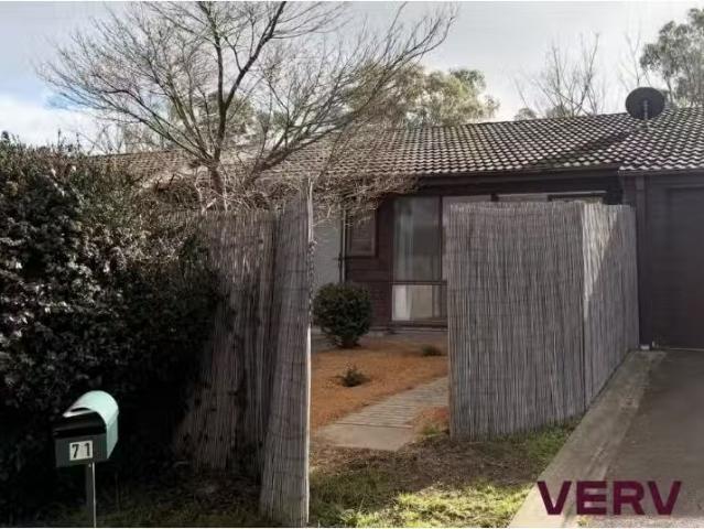 Deal! 2 BR 7/71 Canopus Crescent, Giralang Townhouse for rent.