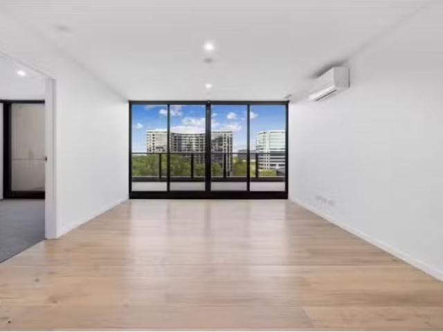 Just in! 2 BR 811/83 Cooyong Street, Reid Apartment for rent.