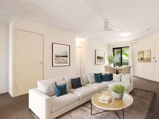 Charming 2 BR 8/13 Johnston Street, SOUTHPORT, QLD 4215 Unit.