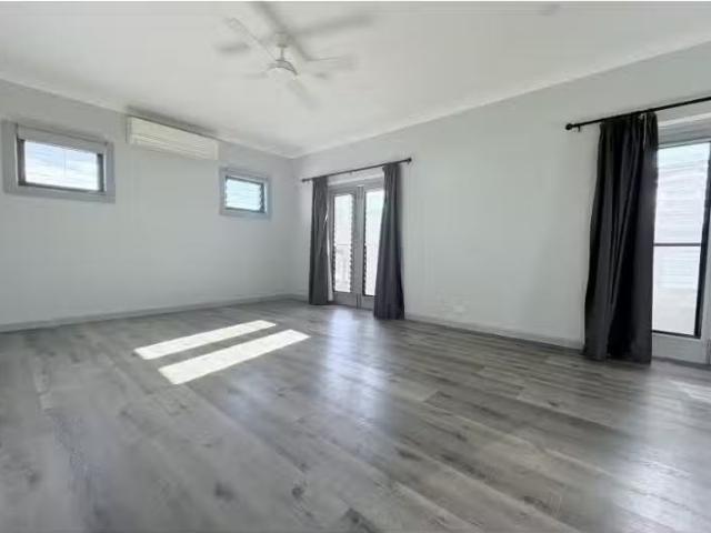 Nice 2 BR Flat 37 Cobham Ave enter via Andrew Lane, West Ryd.