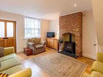 Deal! 2 BR Lower Raven Lane
