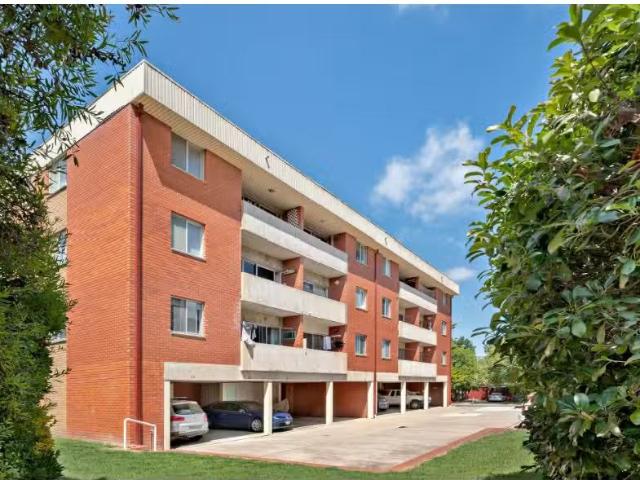 Cozy 2 BR Unit 19/6 King Street, CRESTWOOD Apartment for rent.
