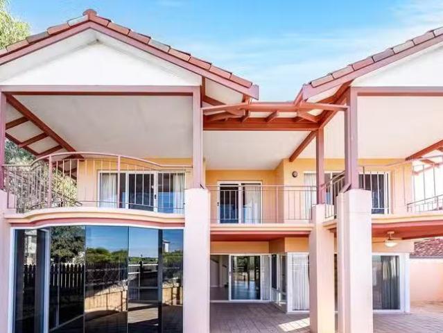 Deal! 2 Ocean Point Close, Port Kennedy, WA 6172