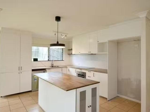 Just in! 2 Links Court, Kin Kora, QLD 4680