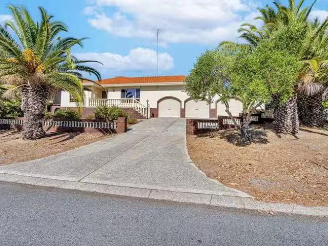 Nice 2 Steinbeck Place, Spearwood, WA 6163