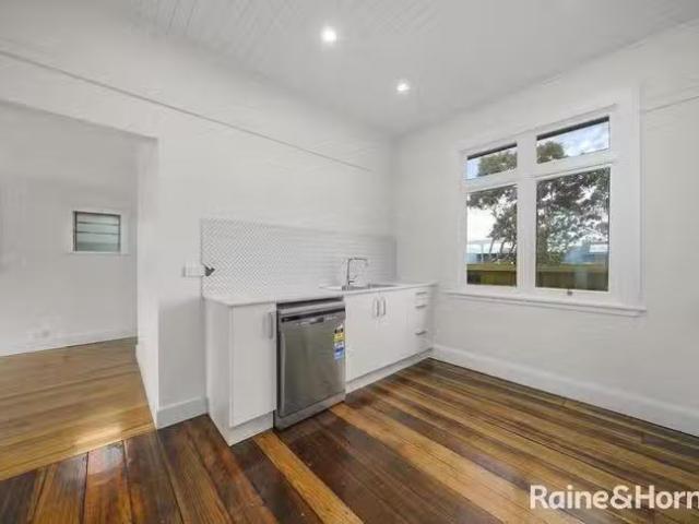 Charming 2 Princes Buildings Parade, Rokeby, TAS 7019