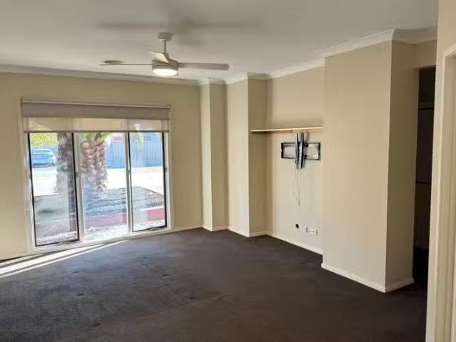 For Rent! 2 Walden Court, Cranbourne North, VIC 3977 House f.