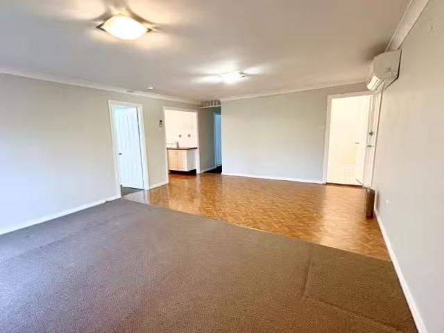 Cheap 2b Kingfisher Close, Tingira Heights Townhouse for rent.