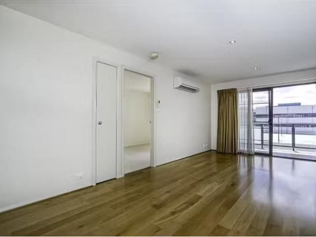 Unique 34/1 Cowlishaw Street, GREENWAY Apartment for rent Lis.