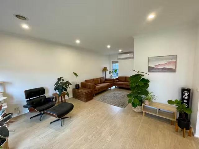 Deal! 34 Amberlea Cct, Taylors Hill VIC 3037