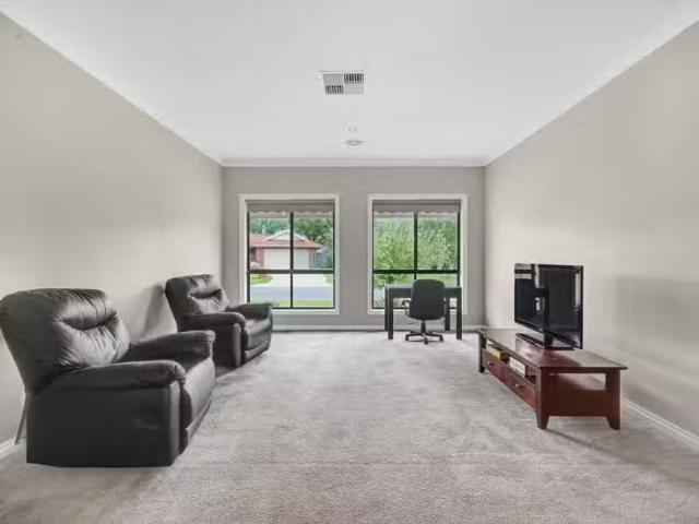 Cheap 34 Robbins Drive, East Albury NSW 2640
