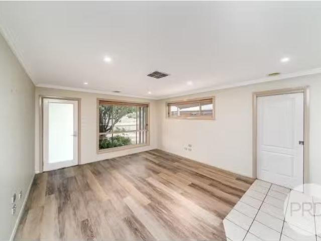 For Rent! 3/5 Barton Avenue, Lloyd Apartment for rent Listed.