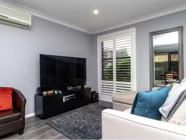 Charming 3/63 College St, Cambridge Park Townhouse for rent L.