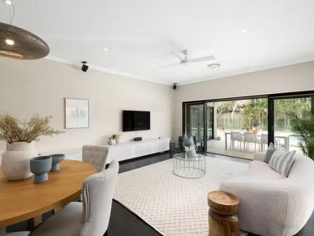 Just in! 38 Biarra Street, YEERONGPILLY, QLD 4105 House for.