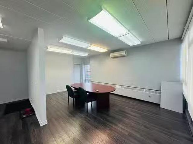 Cozy 301 7687 Rue Centrale, Montréal Lasalle, QC, H8P 1L7.